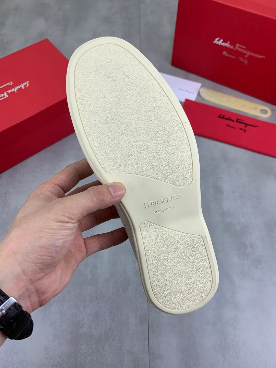 Men's Men's Shoes 💰P580💰[New Style] Water-dyed Niuli 🆘[Salvatore Ferragamo] Ferragamo's latest casual business leather shoes for men! Listed simultaneously! The fabric is made of specially imported original pebbled calfskin, and the lining is made of imported water-dyed cowhide. It is absolutely luxurious and leads the fashion trend. Matching code: 38-44 (45 and 46 can be customized) Black, brown and burgundy colors available